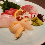 魚屋ひでぞう - お造り盛り合わせ5種。