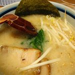 麺友 一誠 - 背脂入り皮付き叉焼らーめん（700円也）。背脂入れて正解やった。最後まで熱熱。スープ飲み干したで