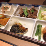 Yayoi Ken - 冷奴、お肉、コロッケ、サラダ、鯖、煮物。