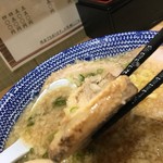 厳選煮干しらーめん 初代 にぼ助 - ﾊﾞﾗﾁｬｰｼｭｰ断面10㎜ぐらい