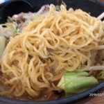 藤正亭 - 味噌らーめん。麺アップ、細めの縮れ麺です。