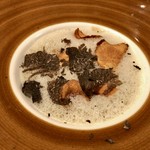セルサルサーレ - ブッラータ・チーズと菊芋のポタージュ 黒トリュフ
