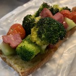 プラ・ビダ - ブロッコリーとくんちゃまベーコンのタルティーヌ（290円）