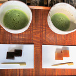 梅欅庵 - 抹茶 羊羹付き ¥400
黒糖羊羹(左)、くるみ羊羹(右)