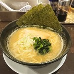 麺屋   亀城 - とんこつ醤油ラーメン 700円