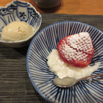 蓬左茶寮 - 手前:ご飯と苺、奥:ほうじ茶アイス