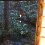 瓢亭 - 外の灯篭のなかに本物のローソクが灯る