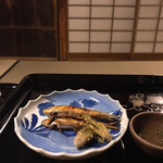 瓢亭 - シツコく　#家庭画報風味。この小さな川魚に「骨抜き」を施し、付焼きにしてから蓼酢で食わせる、という見た目からは信じられぬ手の入り様。こういうのを残心、という。