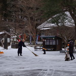 松風庵 - 中尊寺の朝は雪掻きで始まる