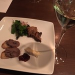 ヴァン オクターヴ - 豚バラ肉のリヨン、レバーペーストとイチジクのコンポート、ブリー