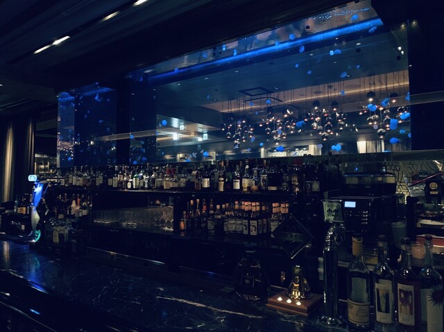 水槽のクラゲに癒されながらお酒を楽しむ By 〆たか〆 メデューサ Medusa 恵比寿 ダイニングバー 食べログ