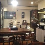 一文字カリー店 - アンティークな店内。右奥のカーテンのところはお手洗い。