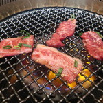 和牛焼肉ジュウジュ - 焼いてるところ