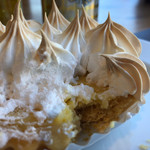 Deli's ケーキ＆コーヒー - 中にはレモン味のクリーム