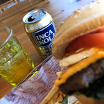 Deli's ケーキ＆コーヒー - 目線はいつもインカコーラバッチリ