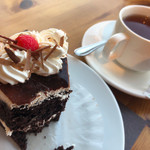 Deli's ケーキ＆コーヒー - 合わせる飲み物でもまた味わいは変わる。紅茶、1杯150円