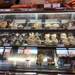 Deli's ケーキ＆コーヒー - この時のケース。ハンドメイドな大きなケーキたちは、異国の情緒も漂わせる