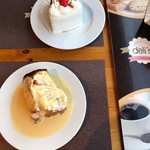 Deli's ケーキ＆コーヒー - プルーンのババロアとトルタ・セルバ・ネグラ