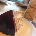 Deli's ケーキ＆コーヒー - これがババロア。まるで角煮のようだが、まったく新しい出会いのケーキだ