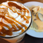 Deli's ケーキ＆コーヒー - ドリンクだってこのクオリティ。キャラメル・ラテ 350円はたっぷりサイズ