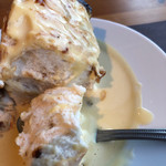 Deli's ケーキ＆コーヒー - まるで綿菓子にゼラチンを加えたようなババロア。ミルキーな甘さのベージュ色のソースをかけていただきます