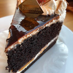 Deli's ケーキ＆コーヒー - 濃厚なチョコレートスポンジに、桃とキャラメルソースが挟まる。弦音響く、至福の1皿