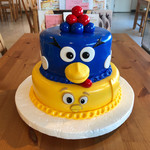 Deli's ケーキ＆コーヒー - 誕生日ケーキ。その才能は味だけじゃなく、イメージをカタチに変える造形のセンスも素晴らしい。Facebookを見てもらうとわかるが、まるで模型のようなケーキたち。