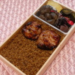 有限会社 九十九鶏本舗 - そぼろご飯と鶏の照り焼きが絶品