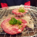 炭火焼肉 ふるかわ - 上タン焼いてます♪