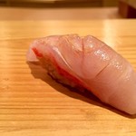 江戸前鮓 すし通 - 金目鯛 金目本来の味で、脂は少なめだが柔らかい味わい