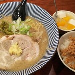 灼味噌らーめん 八堂八 - ランチセット 1000円、牛乳かんてん(フルーツ入り) 100円、この日のランチセットは味噌らーめんとそぼろ丼になります