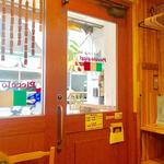 ピッコロヂヂ - 店内から見た出入口の様子