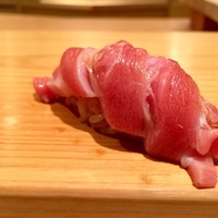 江戸前鮓 すし通 - 大間の本鮪 滑らかな舌触りで、噛めば噛むほどマグロの旨味と脂が口の中に広がっていく