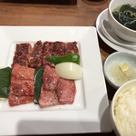 焼肉なべしま - なべしまランチ1780円。
            スープ、サラダバー、ドリンクバー付き。
            ご飯はお代わりできます！