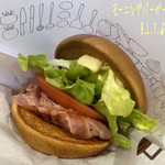 MOS BURGER - モーニングバーガーのB.L.T.(ドリンクセット/430円)でドリンクはブレンドコーヒー♪
      B.L.T.はベーコンとトマト、レタス、オニオンスライスに、ケチャップとマヨネーズが掛かったハンバーガー☆彡