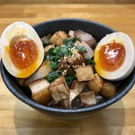 麺屋 しん蔵 - チャーシュー丼 300円 味玉 100円
