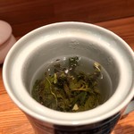 Chuugokuryouri Horiuchi - じっくり蒸らされた凍頂烏龍茶の茶葉はこうだ！