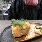 お酒とごはん　菜々 - 焼きおにぎり(大葉を添えて)