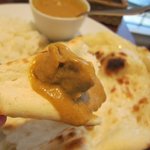 パラタ - チキンカレーをナンにのせて