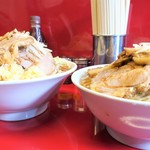 ラーメン二郎 - ＜参考＞大豚＋ヤサイニンニク（左）との比較