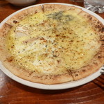 ピエーノ ヴィラ - ４種チーズのピザ