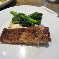 ビフトロ バイ ラ コクシネル - カスベを取り分けました　菜の花が添えられています♪