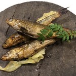 鰻はし本 - 琵琶湖ホンモロコの燻し胡桃オイル漬