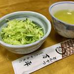 とんかつ 万平 - 突き出しキャベツ…　これは要らない