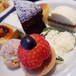 ファリナモーレ - 華やかなドルチェがいっぱい