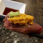 肉バル カンビーフ - ウニ乗せ肉寿司