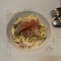 オステリア ガウダンテ 大阪駅前第4ビル店 - ポルチーニ茸と生ハムのクリームソースの自家製フェットチーネ