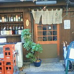 ひじり亭 - 路地を入ると、こんな渋～いお店が。この店構えがまた、たまりません。