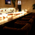 ONE on ONE - 黄金に輝く大理石のカウンター席