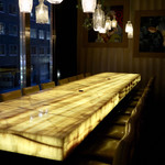 ONE on ONE - ゴールドに光る大理石のロングテーブル